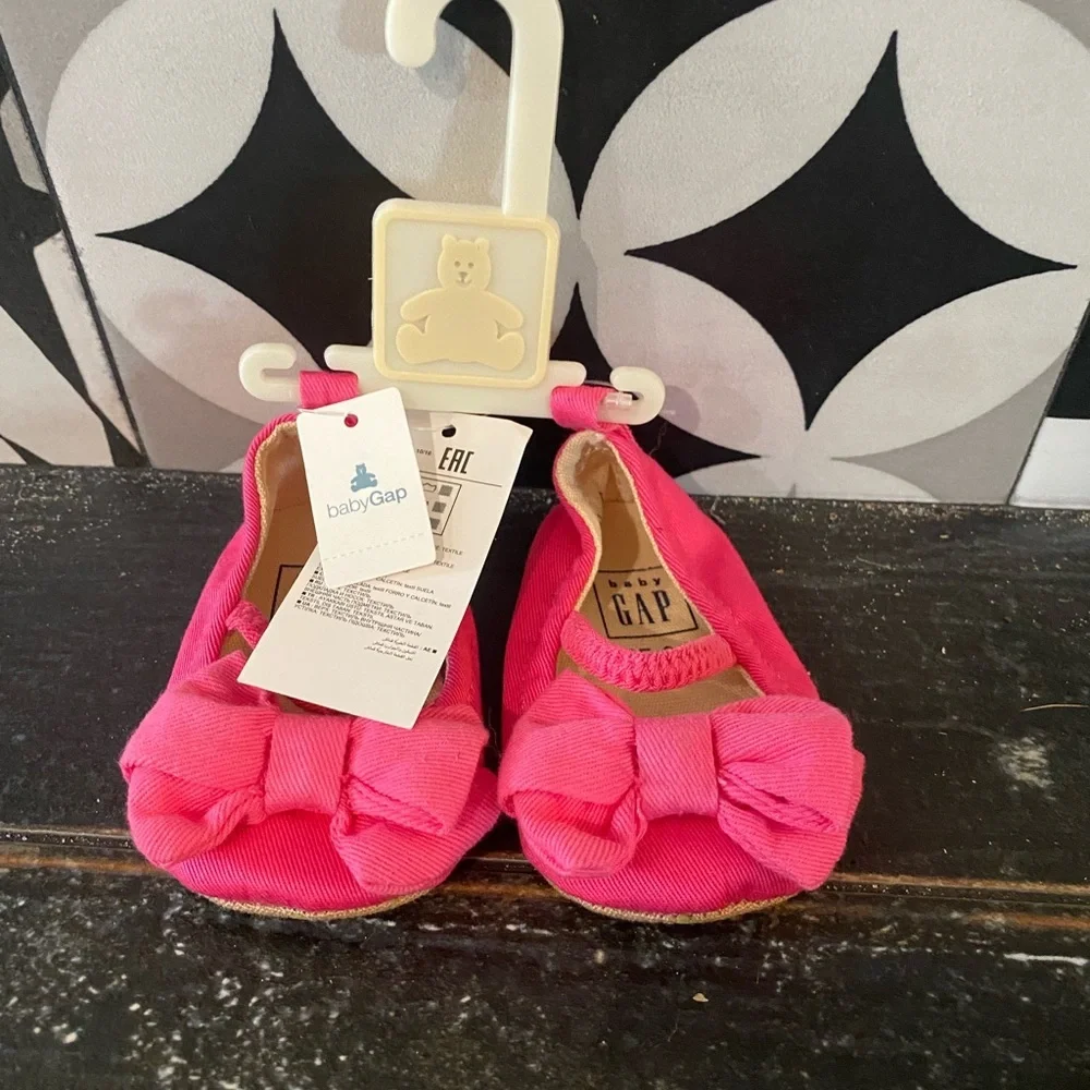 BABY GAP pink soft soles w/ bows🎀🎀 dress up your little with these sweet shoes